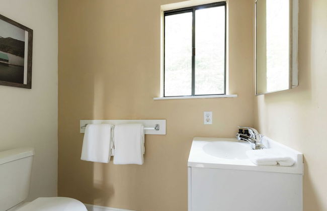 Everett by Avantstay 5mins to Palisades Tahoe! w/ HOT TUB - Photo 24