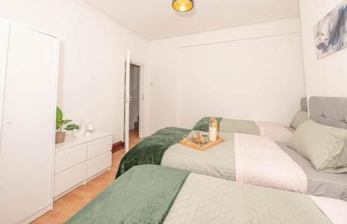 Xtra Large 4 Bedroom House with Heating Sleeps 14 Near Station and ExCeL - Foto 21