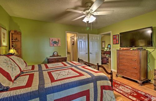 Waterfront Midway Home with Sunroom and Large Yard - Foto 14