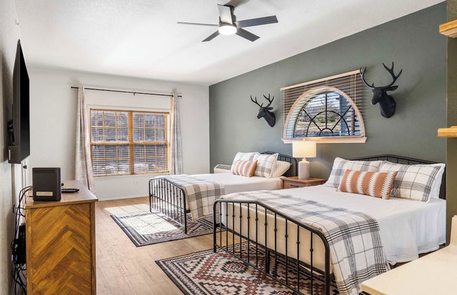 T Time Getaway - Overlooking Golf Views! - Photo 2