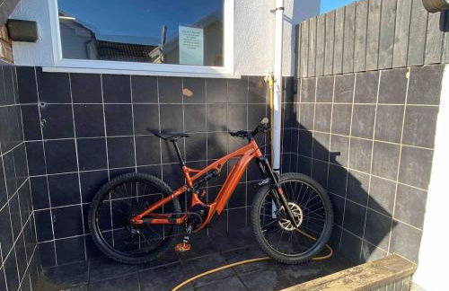 Gethin Lodge cosy Holiday cottage Near BPW with secure double garage with cctv sleeps up to 6 guests - Photo 39