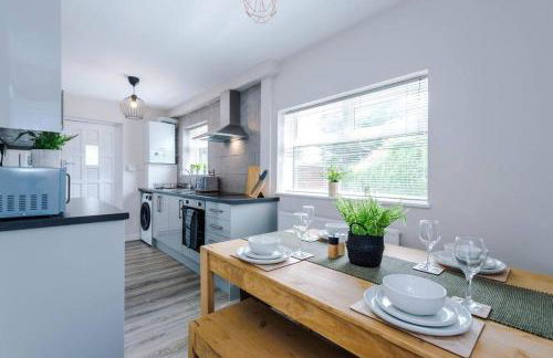 Cheerful 3 bedroom home with parking near Chester - Photo 38