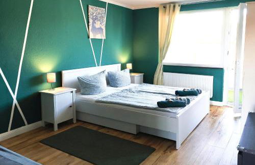 - Forest Retreat Deluxe - 2 Bedroom Apartment - 75 qm - Fully Renovated 2025 with TV & Netflix - King Size Beds - Full Kitchen - Free Parking - Close to Airport & Train - - Foto 1