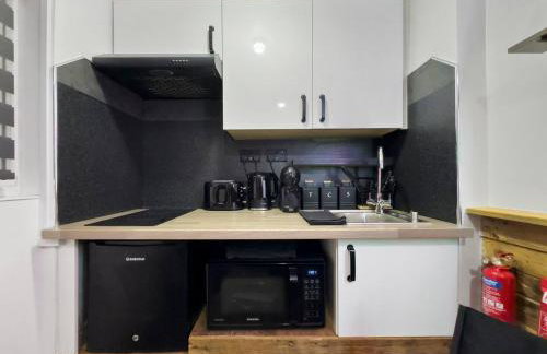 Kinky Kabin w Hot Tub, Sauna and Rooftop Garden - Foto 14