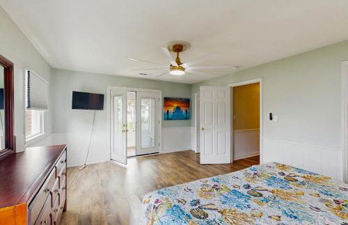 Serene 3BR Waterfront Retreat With A/C, Wifi, Two Kayaks, and Full Kitchen - Foto 13