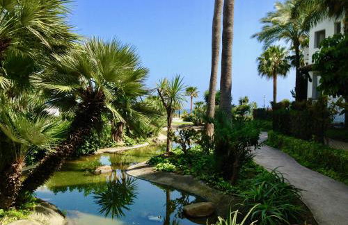 Luxury Beachfront Apartment with Pool in Costalita - Photo 23