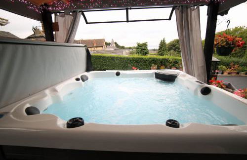 Sunset Retreat Cabin, Private Hot Tub with Mini Cinema Projector & Garden views - Foto 61