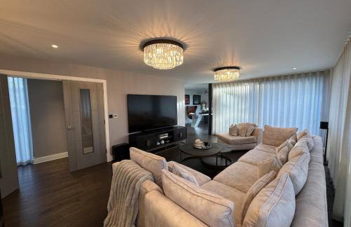 Luxury Villa - Hot Tub - Exclusive Offers - Amar Luxury Stays - Photo 13