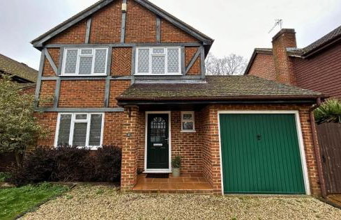 Binfield - Spacious Luxurious Four Bedroom House - Photo 21