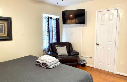 3 Bed 2 Bath House, Quiet & downtown Smart TVs in all rooms, Whole house to yourself - Foto 10