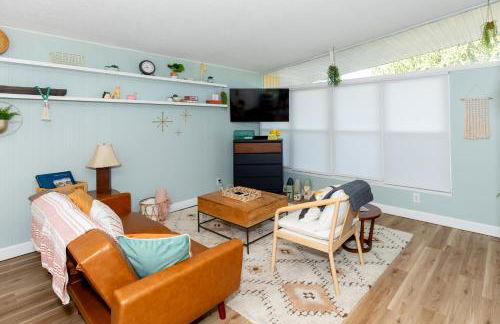 Mid-Century Modern Themed Home with Outdoor Hot Tub - Foto 61