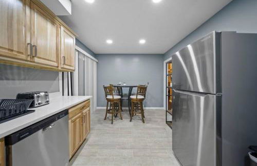 Elegant Oasis 4 Bedroom Home Away from Home - Photo 6