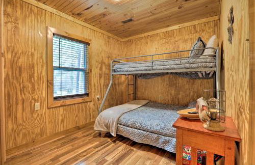 Cozy Creekside Cabin about 24 Mi to Red River! - Foto 16