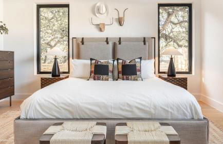 6BDR Luxe Pool Retreat • City Views Ping Pong Foosball Guest House Henley - Foto 33