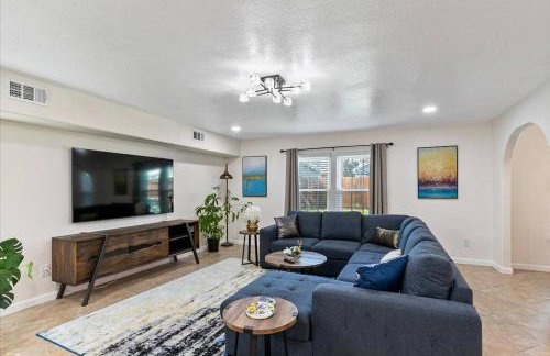 Bring the Crew! 4BR Luxe Pad, Backyard Magic & City at Your Door - Foto 2