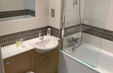 iSTAY APARTMENTS at VIZION - Fully Equipped Modern Serviced Apartments with Balconies, Superfast Broadband, Free Allocated Parking Space, 24h Security, Rooftop Gardens, Located in Central MK - Photo 20