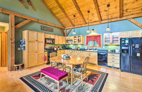 Slaty Fork Escape with Mountain View and Hot Tub! - Foto 9