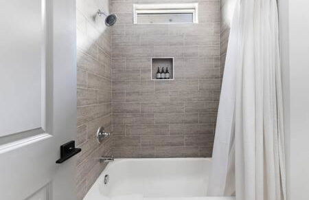 The Maple House - Huge Backyard & Mins to Broadway - Foto 48