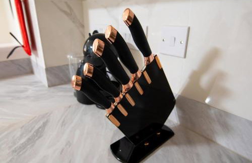 Luxury 5BDR with City Access, Free Parking and Wi-Fi - Photo 48