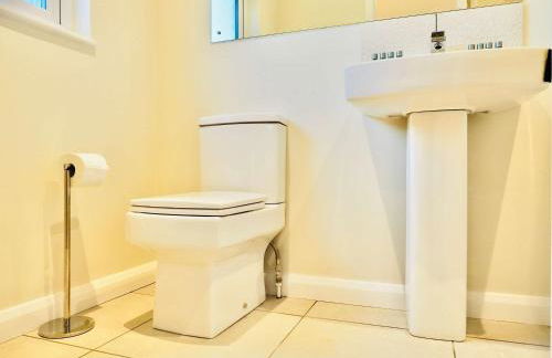 Spacious 3 bedroom Home w Parking in Farnborough - Foto 45