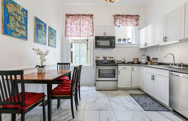 Uptown Spacious 4BD w Historic Charm - Foto 20