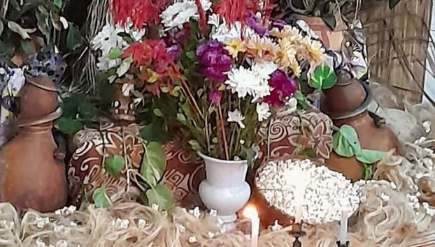 Admire the details of the ceremony