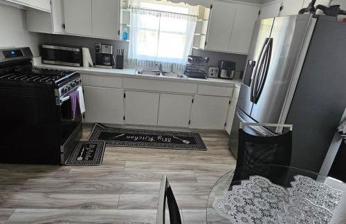 Cozy Roomy family sized apartment on major bus route close to all - Foto 71