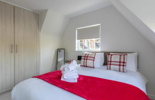 Idyllic Home in Picturesque Village of Wraysbury - Pass the Keys - Foto 18