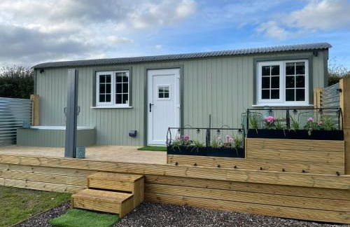 The Swift, Shepherds Hut at Bee Happy Breaks Scotland - Photo 1