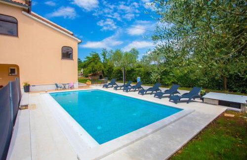 Three-Bedroom Apartment Mir with Private Infinity Pool - Foto 4
