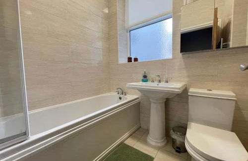 The Beach Front Apartment, Amazing Frontline Sea Views - Foto 22