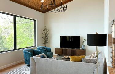 Newly Renovated 4B, 2.5 bath Lakefront home with South Grand Lake Views and dock - Foto 45