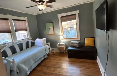 Charming 1920s Retreat Modern Kitchen 5 minutes to Dining and Med District - Foto 44