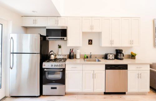 Modern 1-Bedromm Loft In Hollywood With Viwe of Hollywood Sign - Photo 7