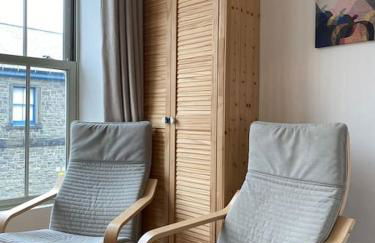 Stylish & Spacious Town Centre Duplex Apartment - Photo 9