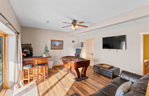 Spacious 4BR Cabin • Sleeps 12 • Games •Near Dells - Foto 14