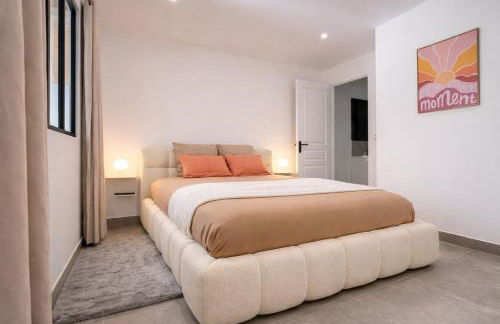 Le Sweet - By BEST KEYS - Suite Design avec Spa Privatif Balnéo - Centre-Ville - Lit Queen Size - Smart TV Netflix - Ambiance Romantique - WiFi Fibre - Check-in Autonome - Foto 3