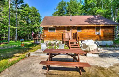 Cozy Manistique Cabin with Deck, Grill and Fire Pit! - Foto 20