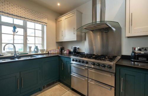 3 The Coastguards, Thorpeness - Only a stones throw from the Beach and very close to famous boating Meare, Country Club and Golf Club - Aldeburgh Coastal Cottages - Foto 7