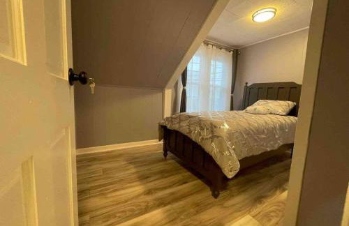 Cozy Roomy family sized apartment on major bus route close to all - Foto 63