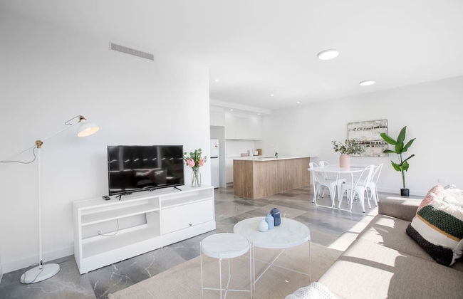 Wow Southport Apartment Near Light Rail Station - Photo 13