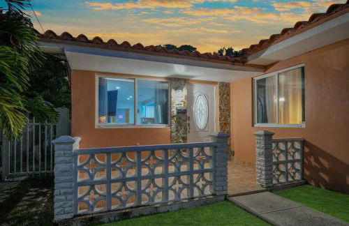 Escape GameRoom, BAR, BBQ, Spacious,KING Bed, All Luxury mattresses, Near Beach, 6 blocks away from Bars, Nite Clubs, Res, Shops - Photo 59