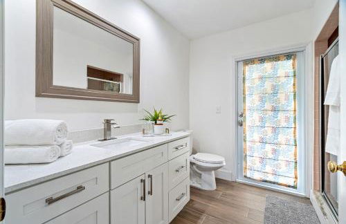 Spacious 4BR/3BA pool home, stylishly decorated - Foto 33