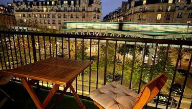 Typical Parisian apartment with balcony, Eiffel Tower - Foto 1