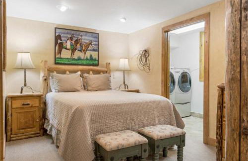 Outdoor Private Hot Tub, In Home Movie Theater, Luxurious Creekside Home - Photo 41