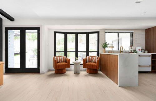 Luxury Zilker Home Pool Hot Tub and 2 Kitchens - Photo 40