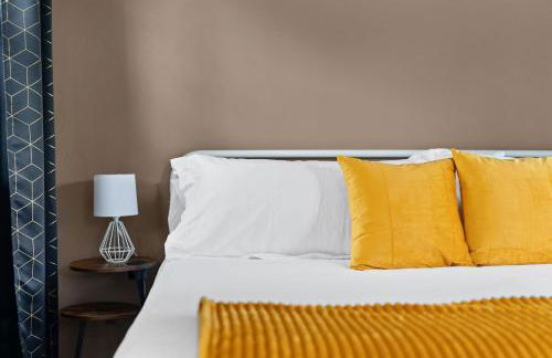 Serene Family Retreat King Beds Pool Hot Tub and Games - Photo 42