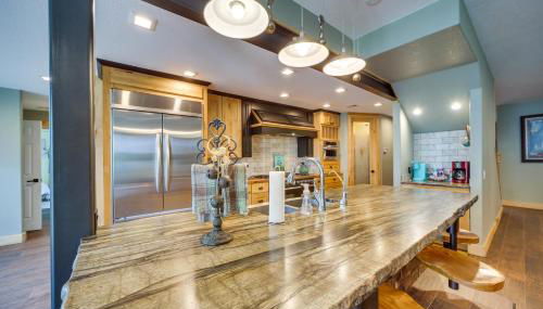 Lakefront Afton Home with Hot Tub and Game Room! - Foto 5