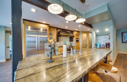Lakefront Afton Home with Hot Tub and Game Room! - Foto 5