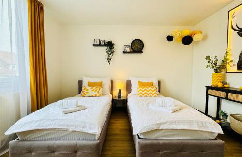 Black&Yellow Apartment Bielefeld 24h Check in WLAN Parkplatz ÖPNV - Foto 1